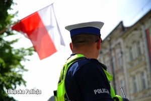 Policjant i flaga Polski
