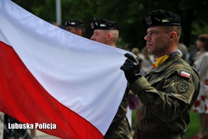 Żołnierz z biało-czerwoną flagą