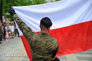 Żołnierz z flagą Polski