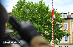 Salutujący żołnierz do flagi Polski