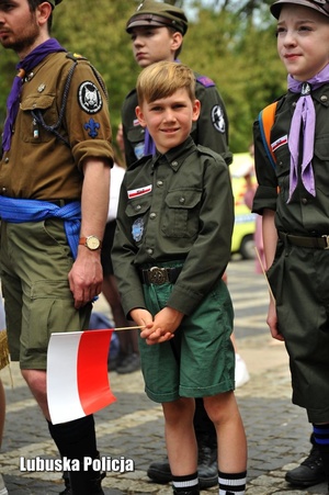 chłopiec z flagą