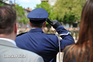 policjant oddaje honor