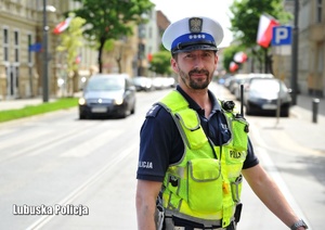 uśmiechnięty policjant