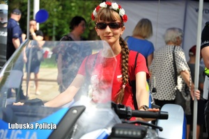dziewczyna na policyjnym motocyklu