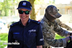 policjantka się uśmiecha