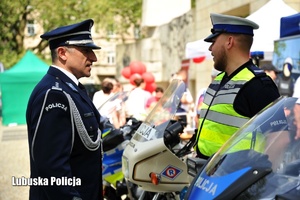 inspektor Czebreszuk rozmawia z policjantem