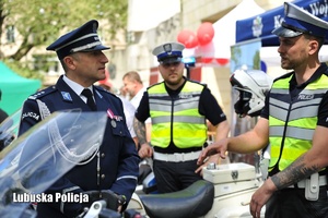 policjanci rozmawiają przy motocyklu