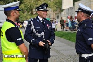 policjanci rozmawiają z inspektorem Czebreszukiem