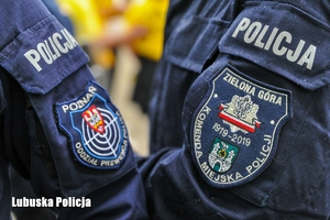 naszywki na mundurach policjantów