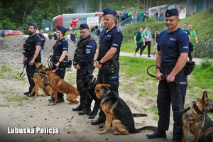 Policjanci wraz z psami służbowymi w trakcie zabezpieczenia meczu