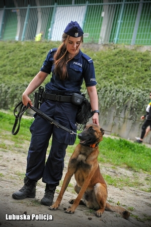 Policjantka wraz z psem służbowym