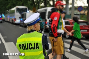 Policjantka zabezpiecza przejście dla pieszych