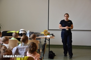 policjantka rozmawia z przedszkolakami