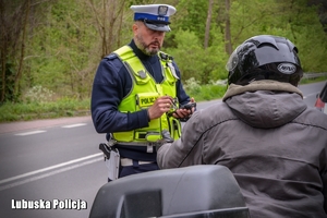 Policjant w trakcie kontroli drogowej