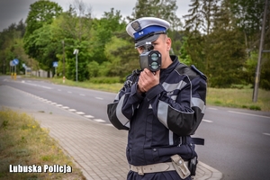 Policjant w trakcie kontroli prędkości kierujących