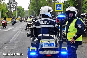 policjanci na zlocie motocyklowym