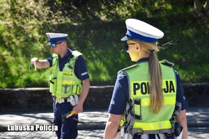 Policjanci prowadzą kontrolę trzeźwości