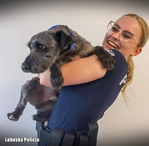 policjantka trzyma psa na rękach