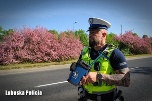 policjant stoi przy drodze