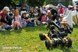 Dzieci patrzą na wyposażenie policjantów