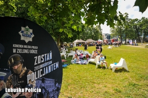Widok na miejsce spotkania, z lewej strony widoczny baner Policji