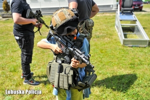 Dziecko ubrane w wyposażenie służbowe Policjantów