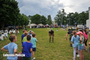 Dzieci bawią się z policjantami