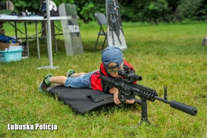 Dziecko sprawdza wyposażenie policjantów