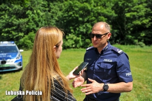 Policjant rozmawia z kobietą
