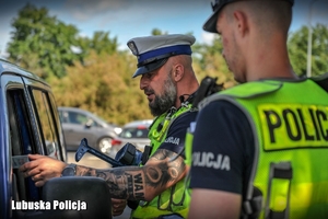 policjanci rozmawiają z kierowcą podczas kontroli