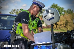 policjant sporządza dokumentację