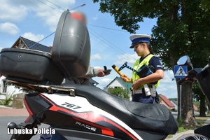 policjantka kontroluje motocyklistę