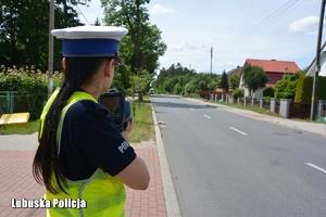 policjantka kontroluje prędkość pojazdów
