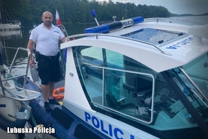Policjant na łodzi