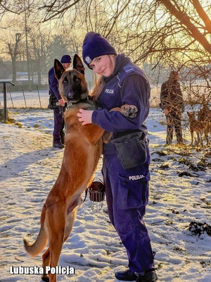 policjantka z psem służbowym