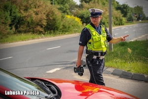 Policjant ruchu drogowego z miernikiem prędkości