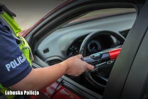 Policjantka ruchu drogowego bada trzeźwość kierowcy