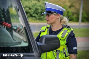 Policjantka ruchu drogowego bada trzeźwość kierowcy