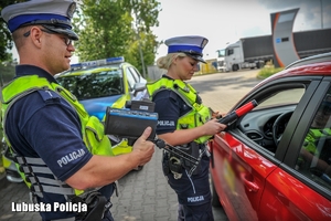 Policjant i policjantka ruchu drogowego
