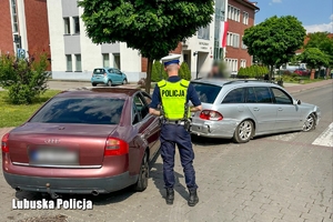 Policjant w trakcie czynności służbowych związanych z kolizją drogową