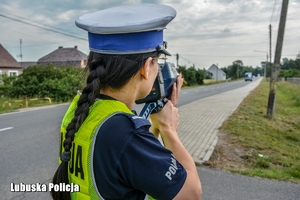 policjantka kontroluje prędkość pojazdów
