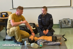 Funkcjonariusze w trakcie szkolenia z pierwszej pomocy