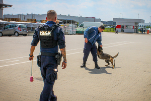 Policjanci ćwiczą z psem służbowym