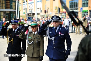 Przedstawiciele służb mundurowych oddają honor