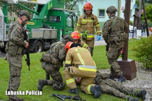 Strażacy udzielają pomocy medycznej żołnierzowi