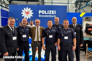 polscy i niemieccy policjanci na targach