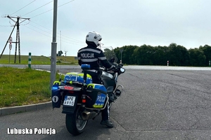 policyjny motocyklista stoi na drodze