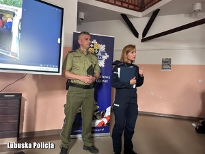 policjantka i strażnik graniczny przedstawiają prezentację