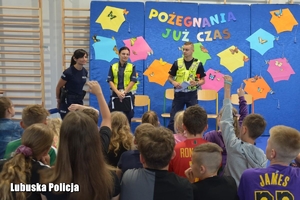 policjanci rozmawiają z dziećmi
