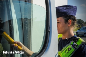 Policjantka bada kierowcę na zawartość alkoholu